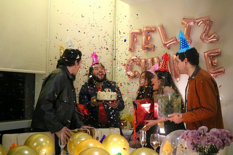 Cum să alegi decorațiunile perfecte pentru o petrecere aniversară acasă